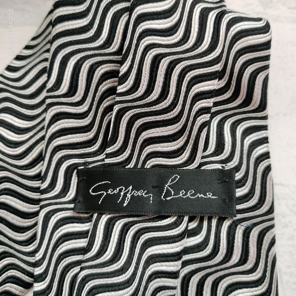 Geoffrey Beene Silk Necktie Black and Silver Wavy Pattern Jacquard Tie Luxury - Picture 3 of 10